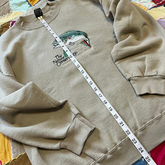 Vintage ‘The Nature Conservancy’ Bass Fish Embroidered Beige Crewneck Large - Picture 4 of 6